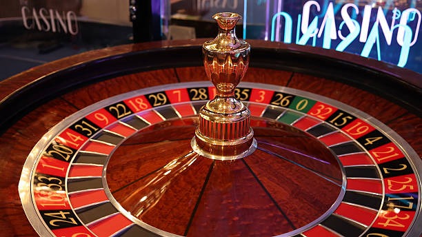 Bonus feature trigger with multiplier and free-spin counter