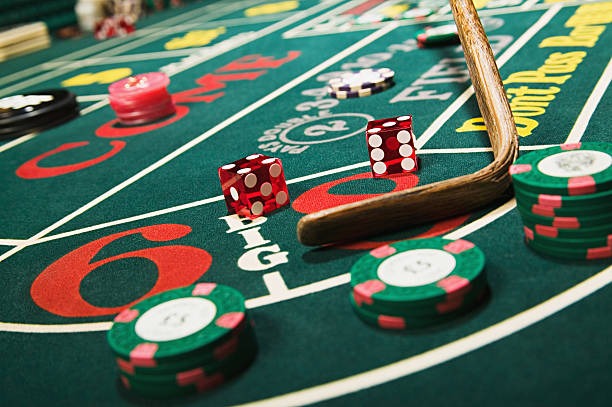 Bonus feature trigger showing multiplier counter and free roll activation